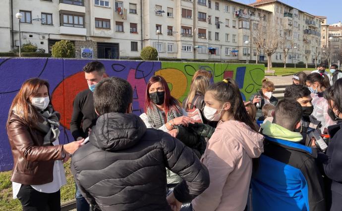 El alumnado fue dando forma al nuevo mural.