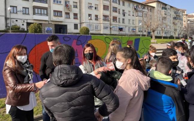 El alumnado fue dando forma al nuevo mural. El alumnado fue dando forma al nuevo mural.