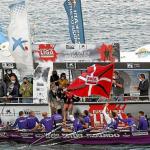 El patrón de la 'Sotera' de Santurtzi, recogiendo el trofeo, la bandera de Bermeo. Foto: Efe