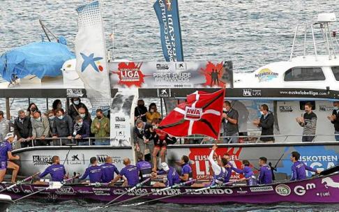 El patrón de la 'Sotera' de Santurtzi, recogiendo el trofeo, la bandera de Bermeo. Foto: Efe El patrón de la 'Sotera' de Santurtzi, recogiendo el trofeo, la bandera de Bermeo. Foto: Efe