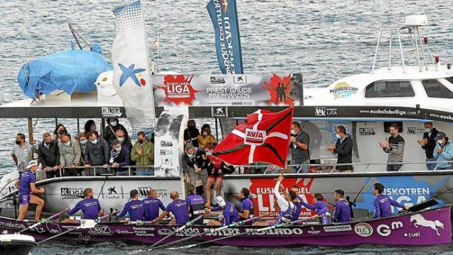 El patrón de la 'Sotera' de Santurtzi, recogiendo el trofeo, la bandera de Bermeo. Foto: Efe El patrón de la 'Sotera' de Santurtzi, recogiendo el trofeo, la bandera de Bermeo. Foto: Efe