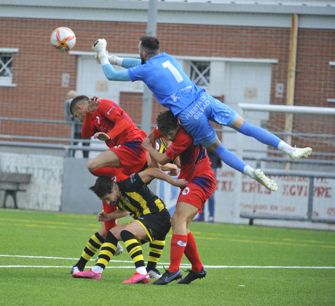 Imagen de un partido disputado entre el Santutxu y el Barakaldo.