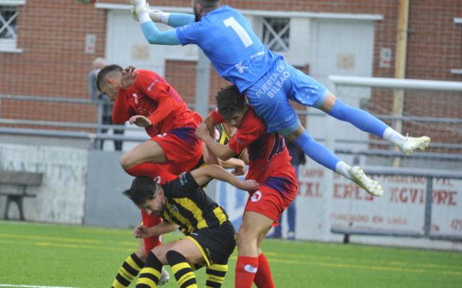 Imagen de un partido disputado entre el Santutxu y el Barakaldo. Imagen de un partido disputado entre el Santutxu y el Barakaldo.