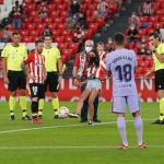 Alazne Bárcena realiza el saque de honor en representación de la afición del Athletic.