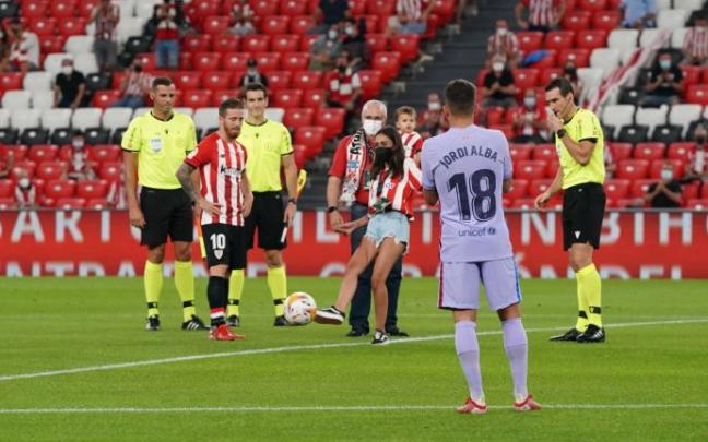 Alazne Bárcena realiza el saque de honor en representación de la afición del Athletic.
