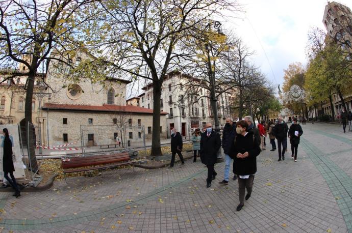 Miembros de la Comisión de Urbanismo visitan el Paseo de Sarasate durante las catas en el arbolado.