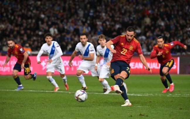 Sarabia, lanzando el penalti