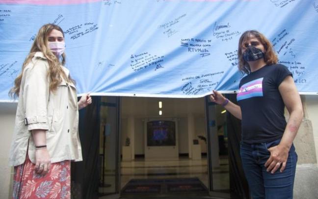 Mei Arregi y Sarai Montes con la bandera trans, firmada por las autoridades, en Gasteiz. Mei Arregi y Sarai Montes con la bandera trans, firmada por las autoridades, en Gasteiz.