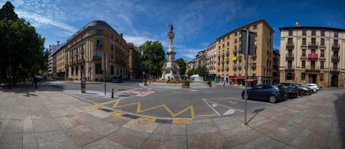 Vista del paseo de Sarasate, con el monumento a los Fueros al fondo.