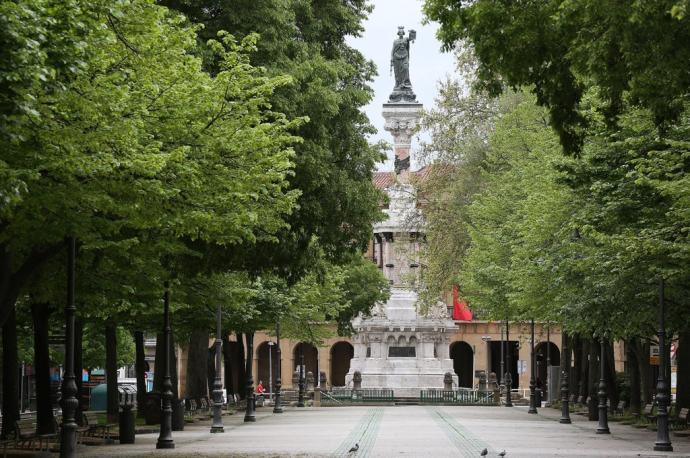 Vista del Paseo de Sarasate, con el Monumento a los Fueros al fondo.