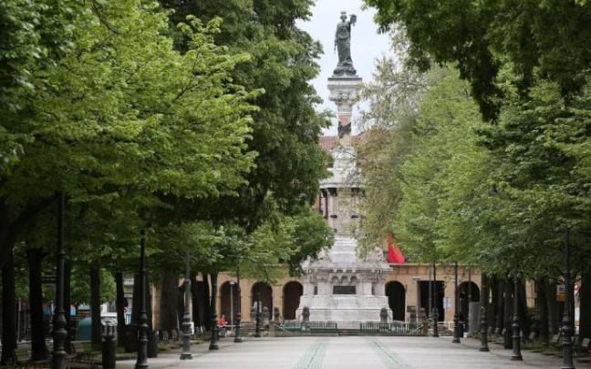 Vista del Paseo de Sarasate, con el Monumento a los Fueros al fondo. Vista del Paseo de Sarasate, con el Monumento a los Fueros al fondo.