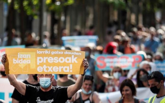Manifestación convocada por Sare para reclamar el acercamiento a Euskadi de los presos de ETA Manifestación convocada por Sare para reclamar el acercamiento a Euskadi de los presos de ETA