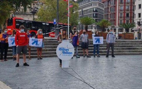 Portavoces de Sare y miembros de algunas konpartsak, en la Plaza Arriaga. Portavoces de Sare y miembros de algunas konpartsak, en la Plaza Arriaga.