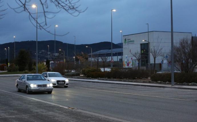 Dos vehículos circulan por la Avenida Unión Europea de Sarriguren, a la altura del colegio Joakin Lizarraga.