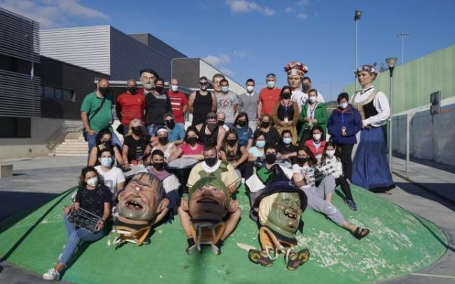 Una muestra representativa de las alrededor de 100 personas de los colectivos culturales del Valle de Egüés que actúan mañana en la carpa del colegio público Joakin Lizarraga.