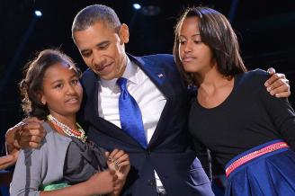 Barack Obama con sus hijas, Malia (derecha) y Sasha (izquierda).