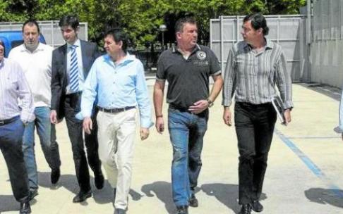 Integrantes del primer Consejo de Administración del Deportivo Alavés, tras la llegada de Saski Baskonia y un grupo de socios capitalistas. De izda. a dcha.: Rafael Pedreira, Luis Querejeta, Alfonso Fernández de Trocóniz, Fernando Ortiz de Zárate, Santiag