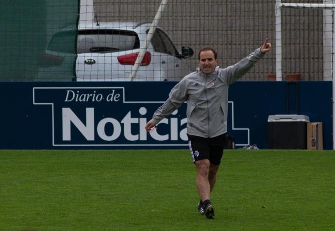 Arrasate, dando instrucciones a sus jugadores en el entrenamiento en Tajonar.