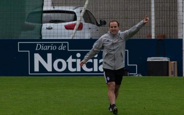 Arrasate, dando instrucciones a sus jugadores en el entrenamiento en Tajonar. Arrasate, dando instrucciones a sus jugadores en el entrenamiento en Tajonar.