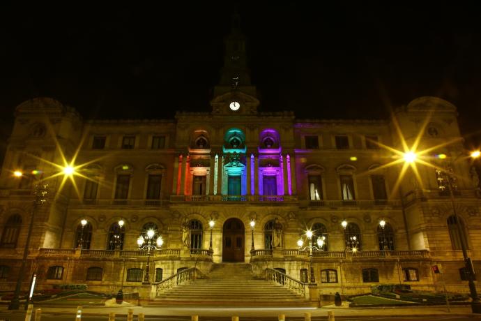Iluminación del Ayuntamiento de Bilbao en apoyo al colectivo LGTBI.