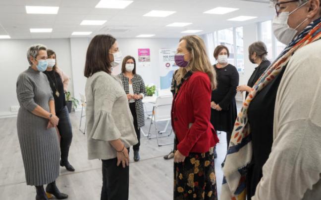 La consejera vasca de Igualdad, Justicia y Políticas Sociales, Beatriz Artolazabal,y la delegada del Gobierno central en materia de violencia de género, Victoria Rosell