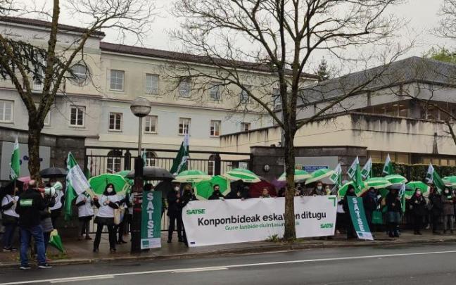 Concentración de Satse este miércoles ante la sede central de Osakidetza en Gasteiz.