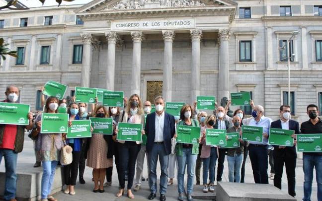 El presidente de Satse, Manuel Cascos, junto a los secretarios generales autonómicos del sindicato, a las puertas del Congreso.