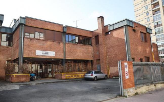 En el colegio Alaitz el Ayuntamiento propuso reparar la cubierta y sustituir las carpinterías de acceso.