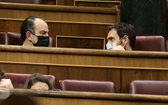 Sayas y García Adanero, durante el pleno de la reforma laboral. Sayas y García Adanero, durante el pleno de la reforma laboral.