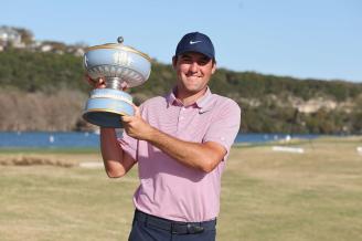 Scottie Scheffler, con el trofeo de ganador del WGC-Dell Technologies Match Play de golf.