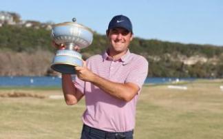 Scottie Scheffler, con el trofeo de ganador del WGC-Dell Technologies Match Play de golf.