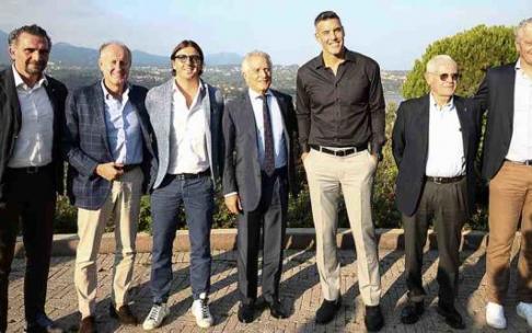 Scola, acompañado por el resto de la directiva del Varese en su presentación como consejero delegado. Scola, acompañado por el resto de la directiva del Varese en su presentación como consejero delegado.