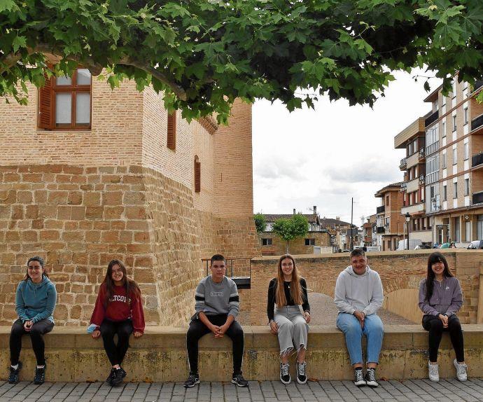 Algunos de los jóvenes scout de Marcilla que han pintado los juegos inclusivos en el patio del colegio