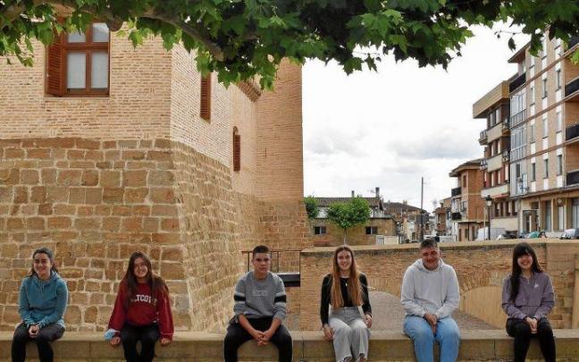 Algunos de los jóvenes scout de Marcilla que han pintado los juegos inclusivos en el patio del colegio Algunos de los jóvenes scout de Marcilla que han pintado los juegos inclusivos en el patio del colegio