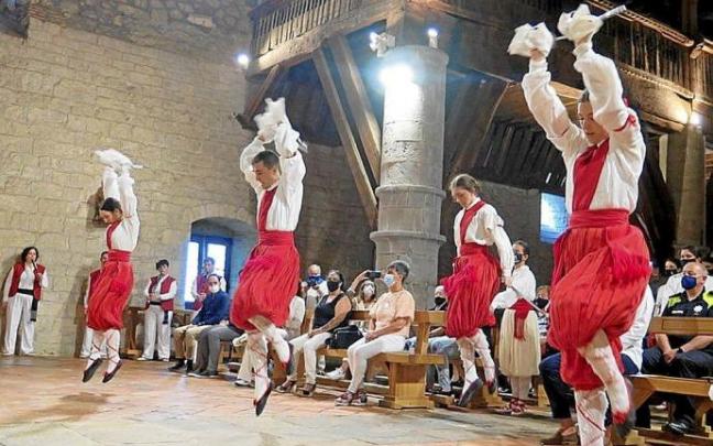 Los ezpata dantzaris, en La Antigua.