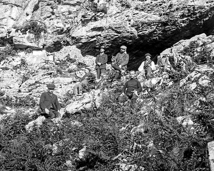 Cruz del Gorbeia y Cuevas de Mairuelegorreta, pasajes visitados por los 'alpinistas' albiazules el 22 de julio de 1928. Foto: Archivo Municipal de Vitoria. Sobrado.