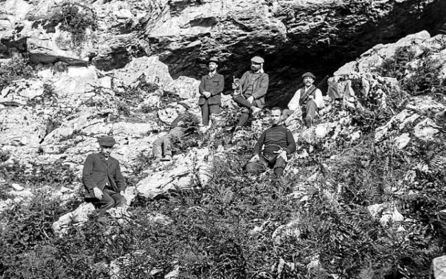 Cruz del Gorbeia y Cuevas de Mairuelegorreta, pasajes visitados por los 'alpinistas' albiazules el 22 de julio de 1928. Foto: Archivo Municipal de Vitoria. Sobrado.