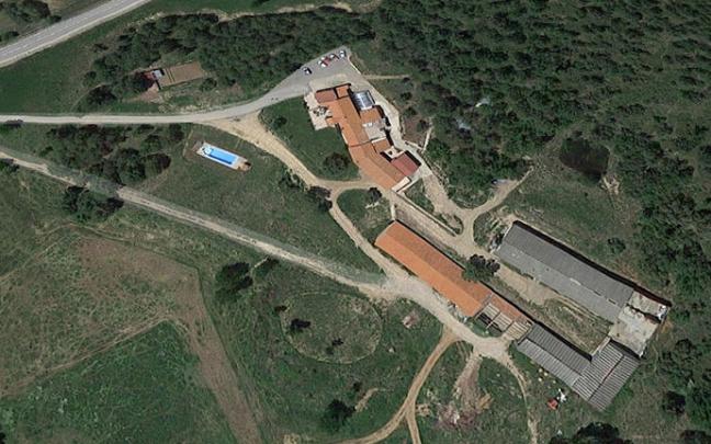 La masía en la que vivía el líder de la secta junto a un grupo de personas.