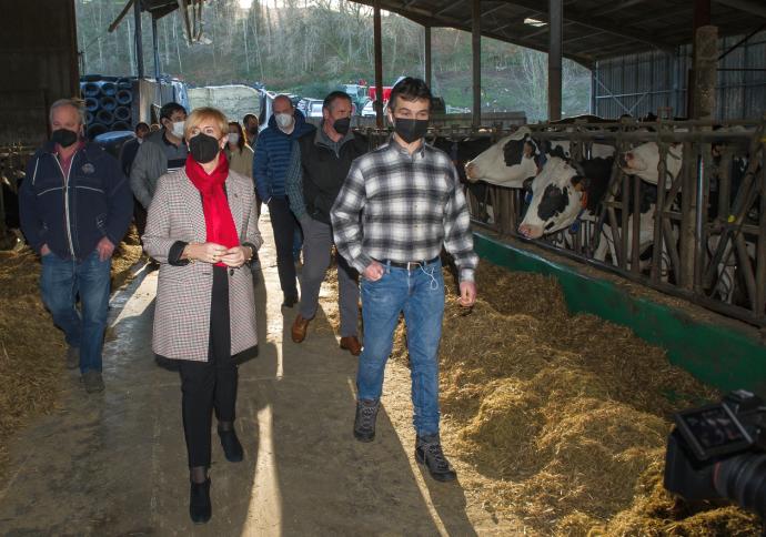 La consejera Arantxa Tapia, junto a los representantes del sector, ayer jueves en Aia.