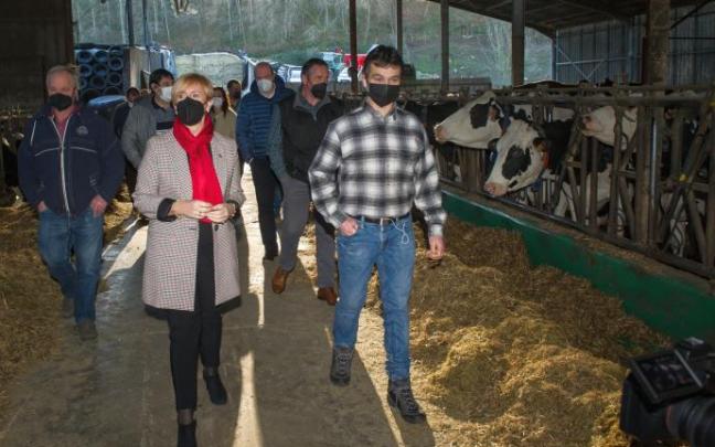 La consejera Arantxa Tapia, junto a los representantes del sector, ayer jueves en Aia. La consejera Arantxa Tapia, junto a los representantes del sector, ayer jueves en Aia.