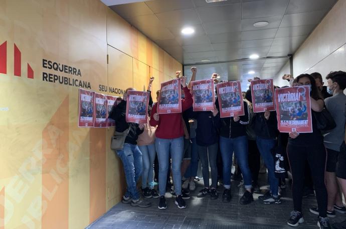 Activistas ocupan la sede de ERC en protesta por un desahucio