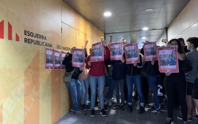 Activistas ocupan la sede de ERC en protesta por un desahucio Activistas ocupan la sede de ERC en protesta por un desahucio