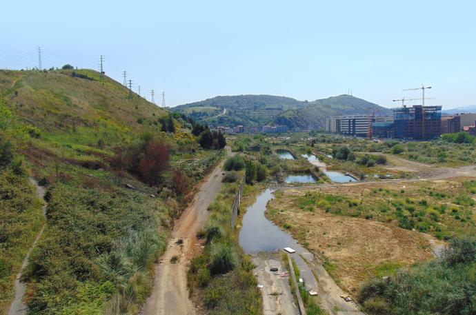 Vista de los terrenos del ámbito de Sefanitro desde el puente de Rontegi.