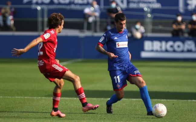 Iker Seguín controla un balón ante la presión de un rival.