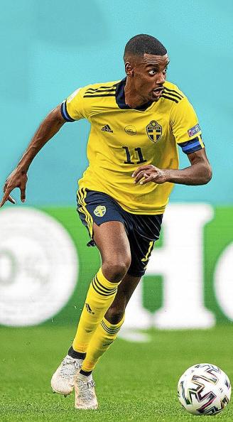 Alexander Isak conduce el balón en un momento del duelo entre Suecia y Eslovaquia. Foto: Federación Sueca