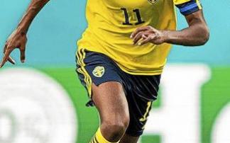 Alexander Isak conduce el balón en un momento del duelo entre Suecia y Eslovaquia. Foto: Federación Sueca