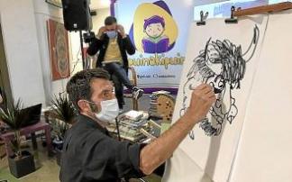 El ilustrador Jokin Mitxelena y el futbolista Oier Sanjurjo, en una edición anterior de 'Ipuinak Ipuin'. Foto: cedida