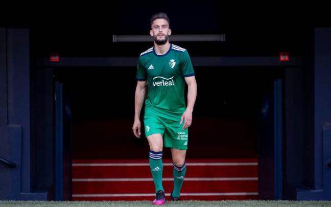 Roberto Torres posa con la segunda equipación.