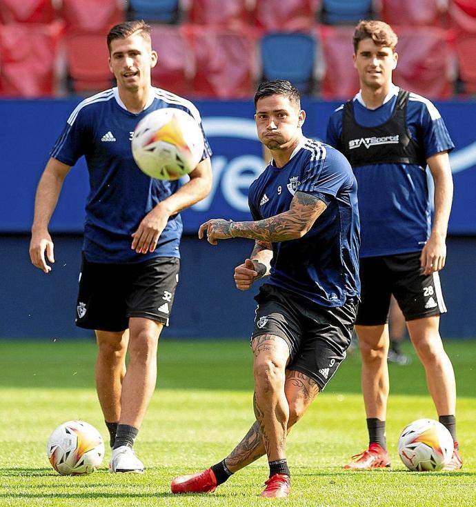 Chimy golpea el balón ante Areso y Javi Martínez en el entrenamiento de ayer en El Sadar. Foto: CA Osasuna