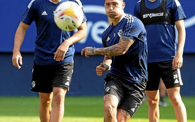 Chimy golpea el balón ante Areso y Javi Martínez en el entrenamiento de ayer en El Sadar. Foto: CA Osasuna